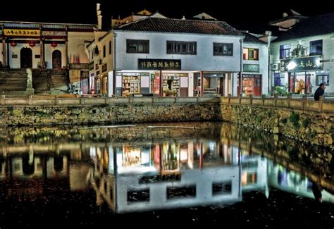 Foto gratis architettura esterno riflessione acqua città notte