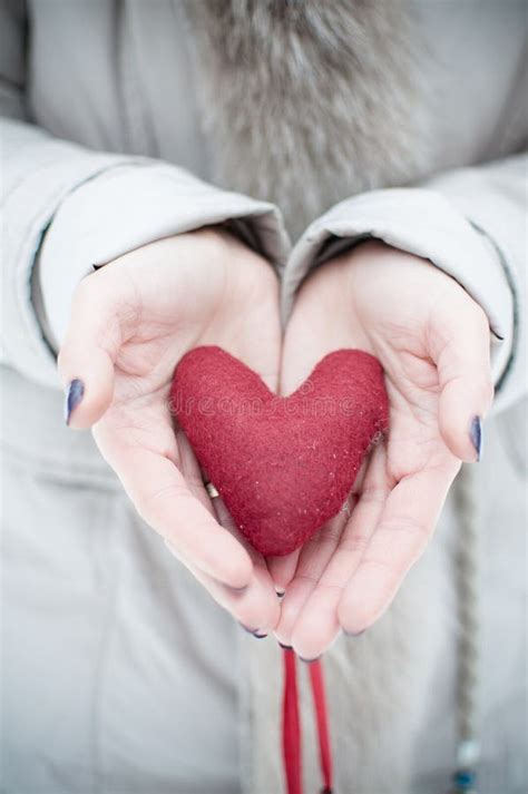 Coeur Rouge Chez Des Mains De La Femme Photo Stock Image Du Tissu