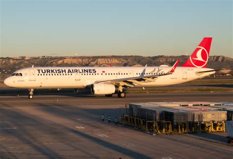 TC JTI Turkish Airlines Airbus A321 200 By Ricardo Mungarro