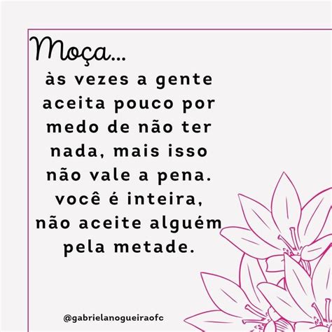 A Pink Flower With The Words Moca As Veces A Gente Aceita Poco Por