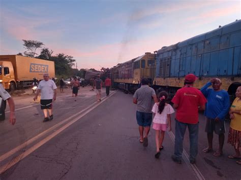 Colisão entre trem e caminhão deixa um morto e BR 343 interditada entre