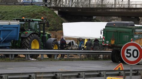 Ari Ge La Fille De Lagricultrice Tu E Sur Un Barrage Routier Est D C D E