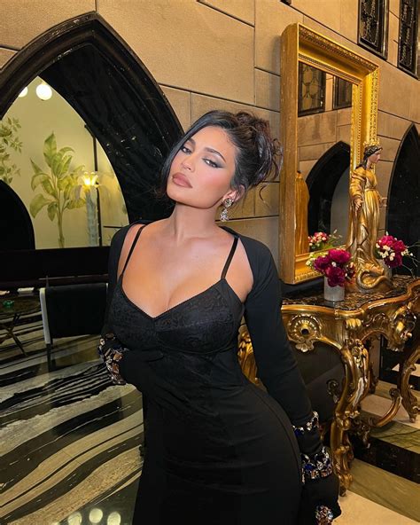 Kylie Jenner Flaunts Her Tits In Deep Cleavage 9 Photos Video The Fappening