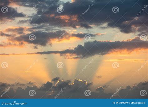 Puesta Del Sol Que Sorprende En El Mar Del Caribe Imagen De Archivo