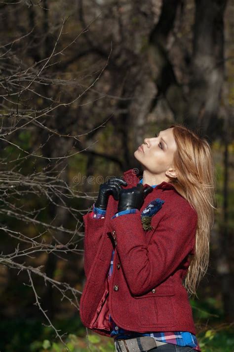 Belle Femme Blonde Dans La Veste En Tweed Et Gants En Cuir Dans L Aut Photo Stock Image Du
