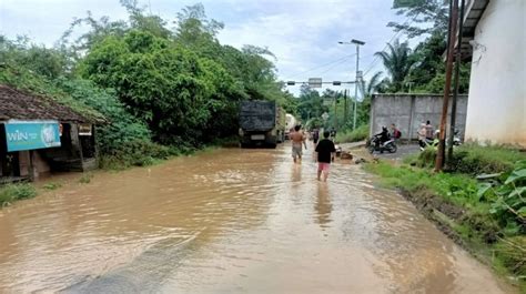 Terendam Banjir Lalu Lintas Jalinsum Di Desa Batukuning Oku Lumpuh Total