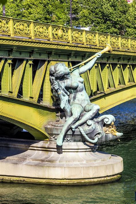 Sculpture At Pont De Grenelle Paris Stock Photo Image Of Bridge