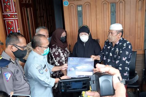 Co Pilot Fadly Satrianto Terima Santunan Jasa Raharja Antara News