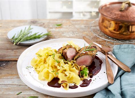 Rehrücken mit Kräuterkruste Rotweinsoße und Butternudeln 3 GLOCKEN