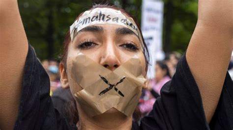 Iran i protesti Šišanje kose kao znak podrške demonstrantima BBC