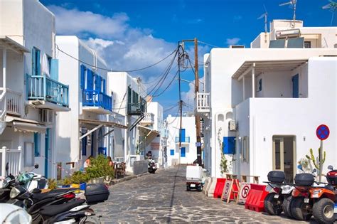 Central street in der stadt mykonos typische weiße griechische häuser