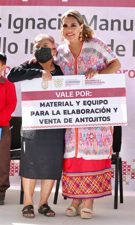 Entrega Evelyn Salgado becas a niños y apoyos a mujeres vulnerables