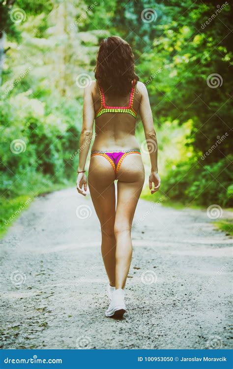 Donna In Bikini Che Cammina Sulla Strada Fotografia Stock Immagine Di