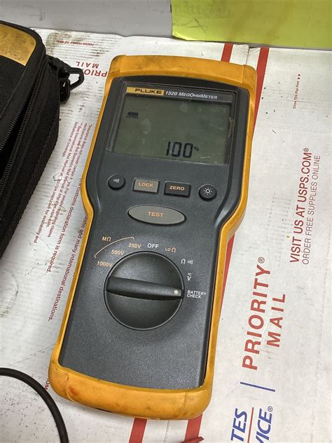 Fluke 1520 MegOhm Meter Insulation Tester With Leads Case Megger