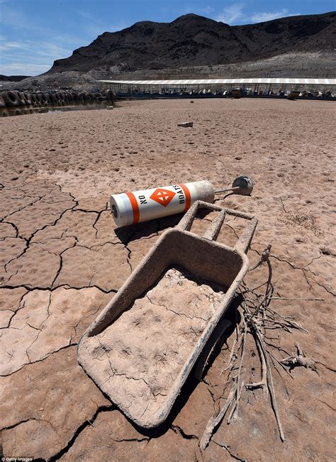 Fourteen Year Drought Leaves Lake Mead At All Time Low Daily Mail Online