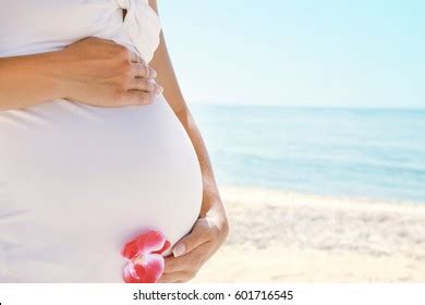 Pregnant Belly Bikini Images Photos Et Images Vectorielles De Stock Shutterstock