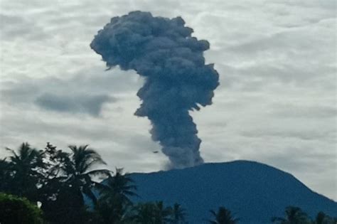 Gunung Marapi Erupsi 10 Wilayah Di Sumbar Dilanda Hujan Abu Dan Batu