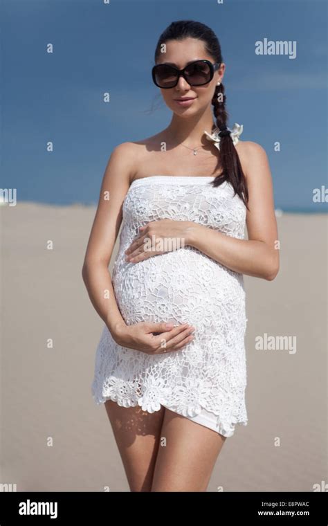 Mujeres En Bikini En La Playa Mujer En Bikini En Fotografías E Imágenes De Alta Resolución Alamy