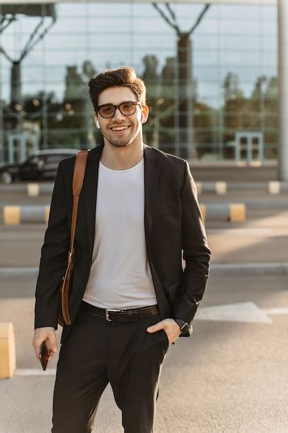 Hombre Feliz Con Pantalones De Chaqueta Negra Y Camiseta Blanca Sonríe