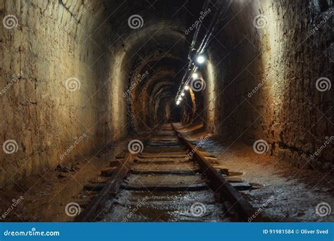 Tir D Angle De Passage De Mine Souterraine Photo Stock Image Du