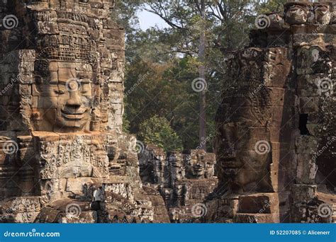 Caras De Piedra En El Templo De Bayon En La Ciudad Antigua Angkor