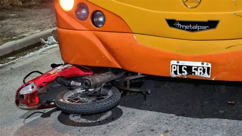 Fuerte Choque Entre Un Colectivo Y Una Moto Deja Como Saldo Una Persona