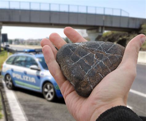 Lancio Di Sassi Lungo La Superstrada Tre Minorenni Denunciati A Foligno