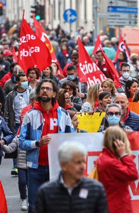 Festa Del Primo Maggio Maxi Corteo Per I Diritti Fra Carri Allegorici E