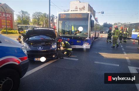 Wypadek w Bydgoszczy Osobówka zderzyła się z autobusem