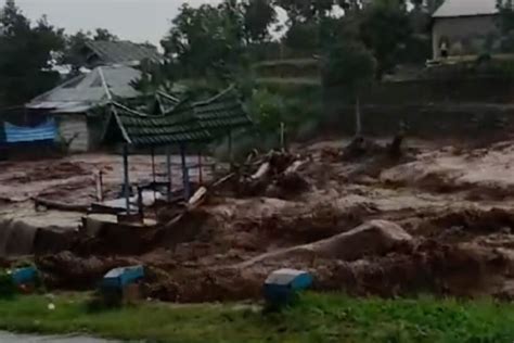 Pasca Banjir Bandang Akses Jalan Sumbar Jambi Dapat Dilalui ANTARA News