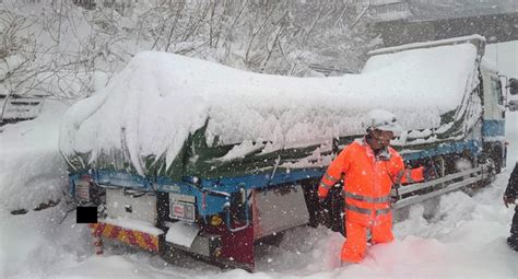 Intensas nevadas provocan cierres de autopistas y reducción de