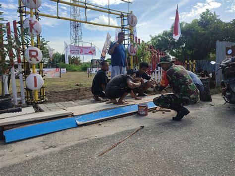 Memeriahkan HUT RI Ke 77 Babinsa Bergotong Royong Bersama Warga Membuat