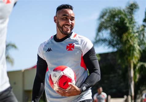 Payet deverá retornar ao time titular do Vasco para o clássico contra o