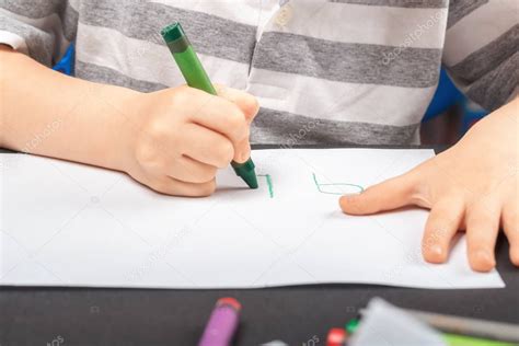 Dibujo en una hoja blanca de papel con lápices de cera de colores El