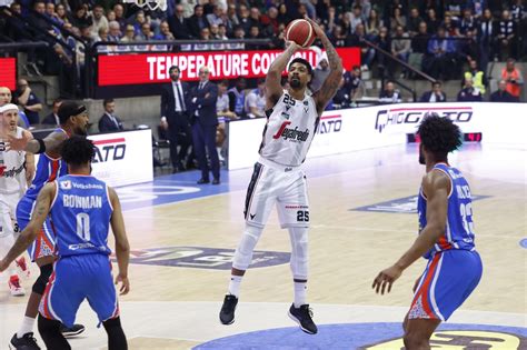 Mickey E Belinelli Dominanti La Virtus Segafredo Si Impone Nettamente