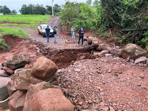 Forte Chuva Faz Rios Transbordarem Causa Alagamento E Deslizamento De