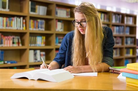 Estudante Que Estuda Na Biblioteca Foto Premium