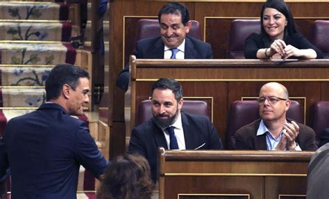 Primera Provocación De Vox Abascal Se Sienta Detrás De Sánchez