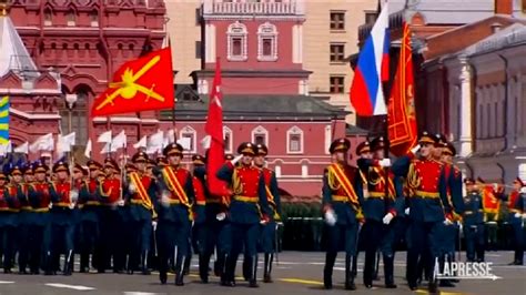 Parata Del 9 Maggio A Mosca Sulla Piazza Rossa Sfilano Soldati E Mezzi