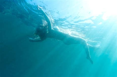 Mujer Nadando Bajo El Mar Foto Premium