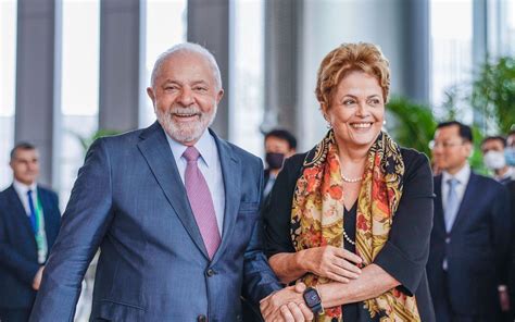 Dilma toma posse na presidência do banco dos Brics