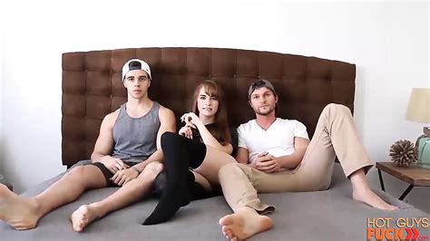 2 Chicos Follan A Su Vecina Caliente Casada Milf XHamster