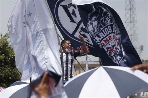 Hinchas De Alianza Lima Realizan Banderazo En Los Exteriores Del Estadio Alejandro Villanueva