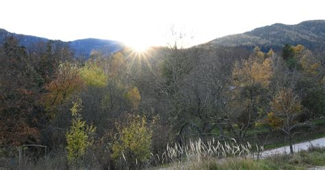 Sonne verschwindet hinter den Bergen in Außerhalb Salzburgs Schöne