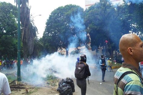 VIDEOS PNB y GNB dispersan con lacrimógenas a manifestantes en la Av