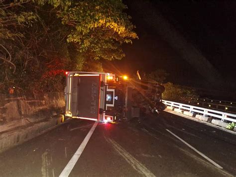 台9線大貨車自撞護欄翻覆 整車衣物排滿道路 社會 中時