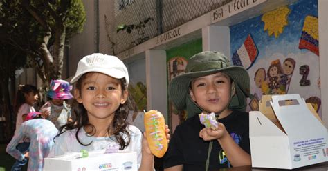 Celebrando la tradición Colada Morada y Guaguas de Pan en el Colegio