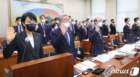 국감 선서하는 전현희 권익위원장 네이트 뉴스