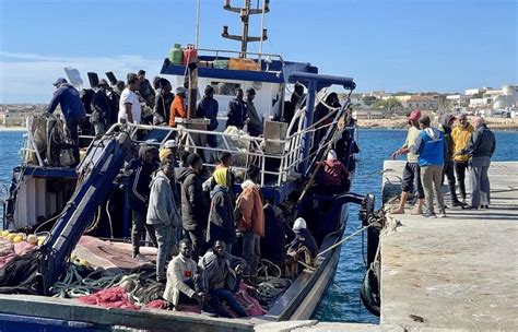 Naufragio Al Largo Della Tunisia Almeno Morti Cutro Trovato Un