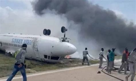 Curioso accidente sin heridos un avión volcó en Somalia La Brújula 24